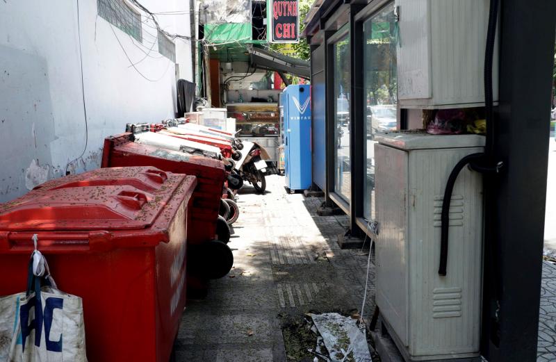 Bát nháo điểm chờ xe buýt ở TP.HCM: Chỗ bị chiếm dụng, nơi thành bãi rác - Ảnh 10.