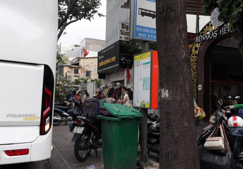 Bát nháo điểm chờ xe buýt ở TP.HCM: Chỗ bị chiếm dụng, nơi thành bãi rác - Ảnh 9.