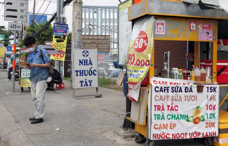 Bát nháo điểm chờ xe buýt ở TP.HCM: Chỗ bị chiếm dụng, nơi thành bãi rác - Ảnh 3.