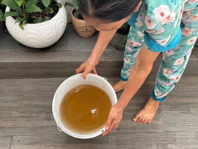 Người dân Nhà Bè bức xúc vì liên tục bị cắt nước, đơn vị cấp nước nói gì?- Ảnh 1.