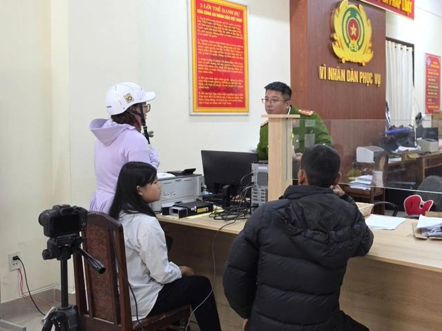 Công an phường mở 'giờ vàng' ban đêm hỗ trợ dân làm thủ tục online- Ảnh 2.