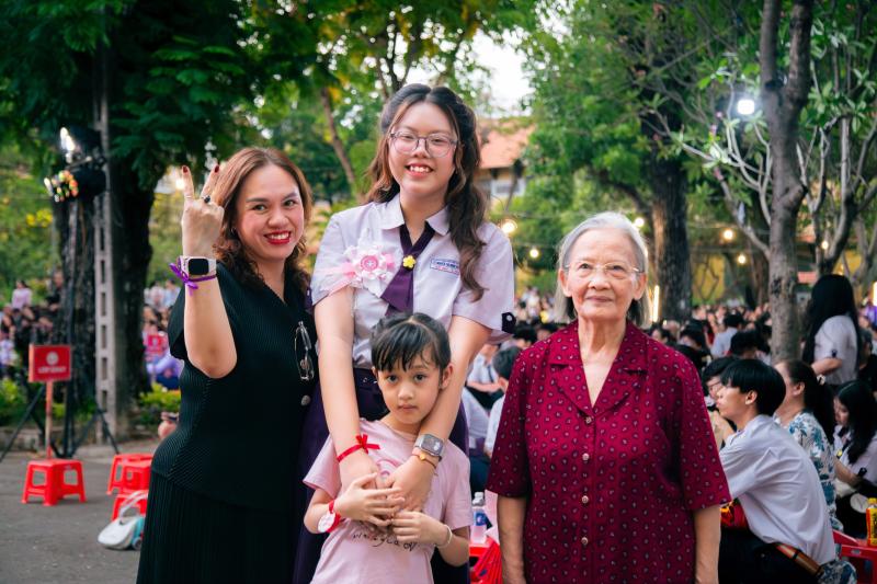 Học sinh Nguyễn Thị Minh Khai đón 'mưa thanh xuân' trong ngày chia tay - Ảnh 3.