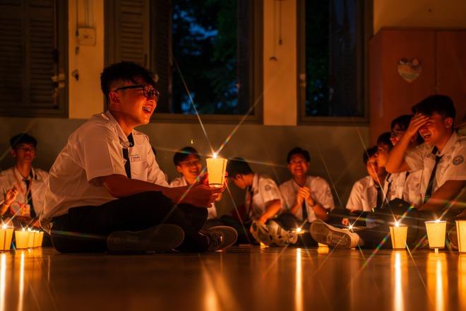 Học sinh Nguyễn Thị Minh Khai đón 'mưa thanh xuân' trong ngày chia tay - Ảnh 8.