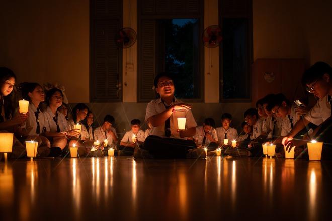 Học sinh Nguyễn Thị Minh Khai đón 'mưa thanh xuân' trong ngày chia tay - Ảnh 7.