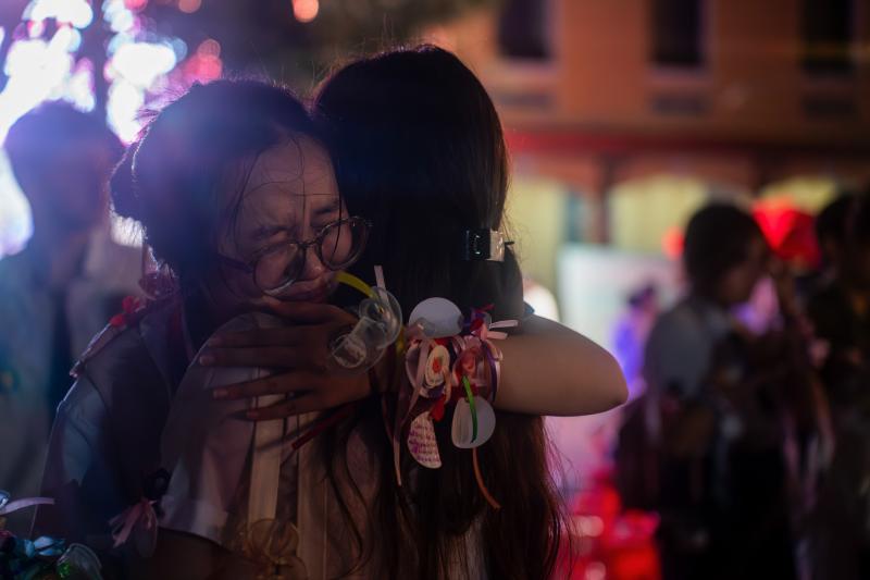 Học sinh Nguyễn Thị Minh Khai đón 'mưa thanh xuân' trong ngày chia tay - Ảnh 10.