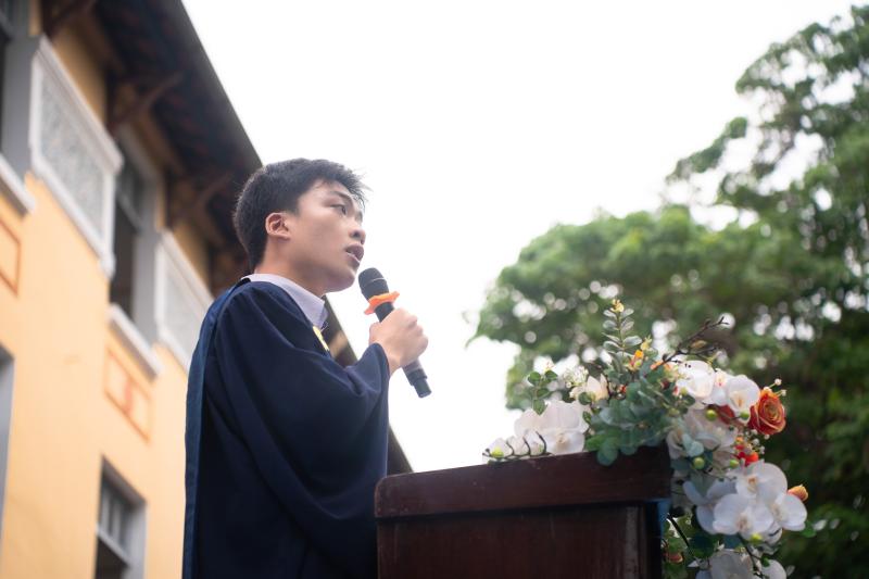 Học sinh Nguyễn Thị Minh Khai đón 'mưa thanh xuân' trong ngày chia tay - Ảnh 4.