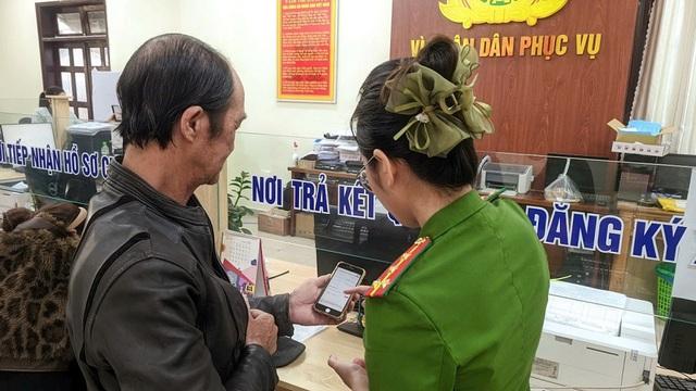 Công an phường mở 'giờ vàng' ban đêm hỗ trợ dân làm thủ tục online- Ảnh 3.