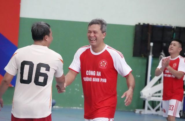 Trưởng công an, Chủ nhiệm Ủy ban Kiểm tra phường ra sân đá bóng Tháng Công nhân - Ảnh 5.