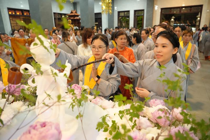 Phật đản 2026: Người dân TP.HCM đi chùa tắm Phật, tìm phút an yên - Ảnh 5.