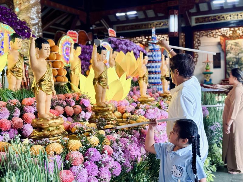 Phật đản 2026: Người dân TP.HCM đi chùa tắm Phật, tìm phút an yên - Ảnh 9.