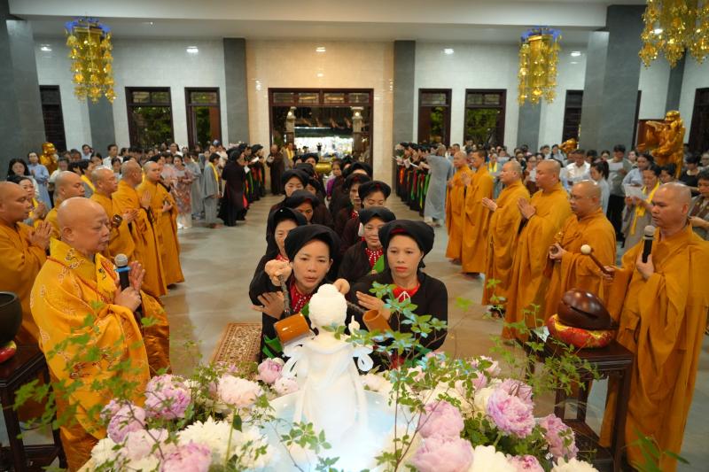 Phật đản 2026: Người dân TP.HCM đi chùa tắm Phật, tìm phút an yên - Ảnh 2.