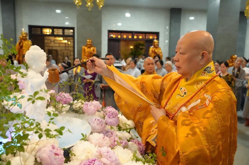 Phật đản 2026: Người dân TP.HCM đi chùa tắm Phật, tìm phút an yên - Ảnh 1.