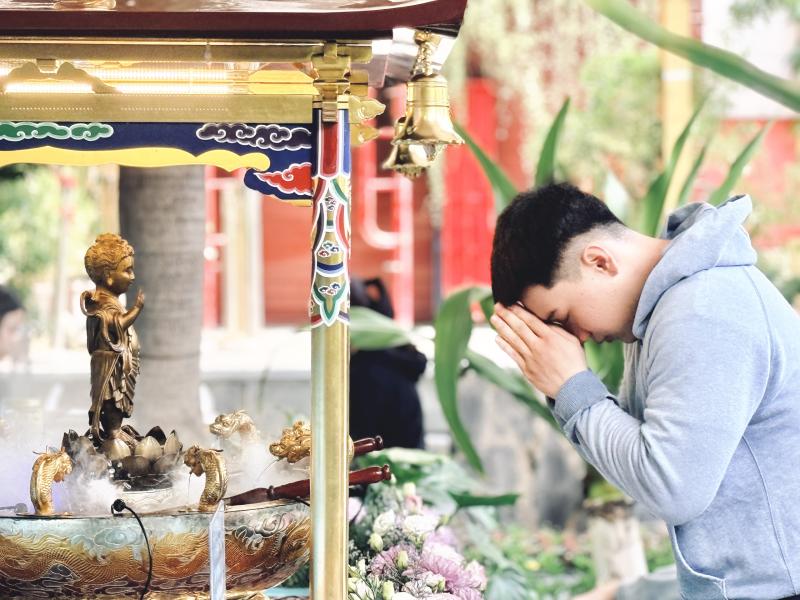 Phật đản 2026: Người dân TP.HCM đi chùa tắm Phật, tìm phút an yên - Ảnh 7.