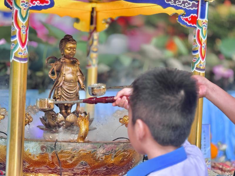 Phật đản 2026: Người dân TP.HCM đi chùa tắm Phật, tìm phút an yên - Ảnh 3.