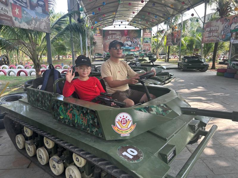 Dịch vụ lái xe tăng mini 'hút' người trẻ dịp 30.4 - 1.5- Ảnh 2.