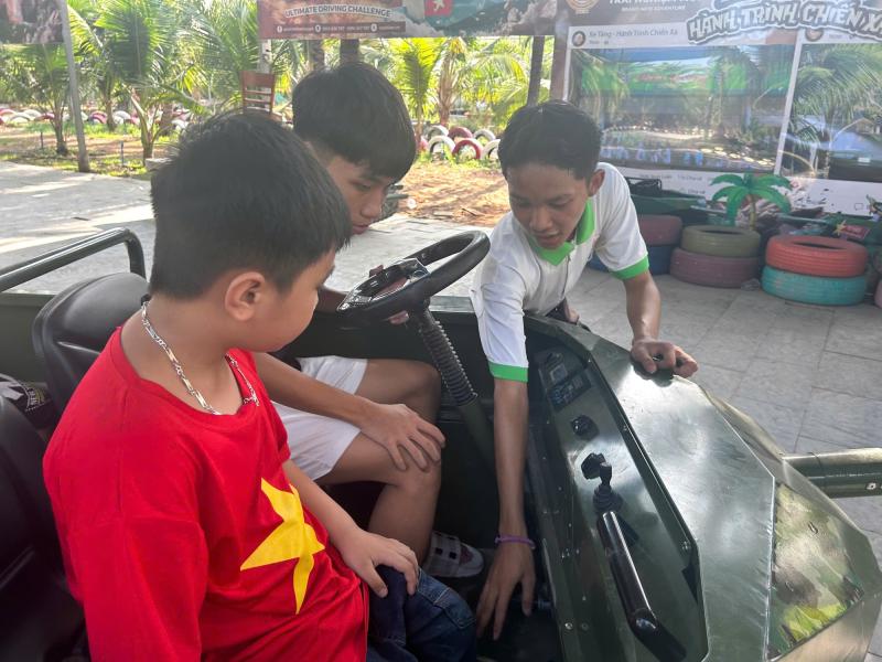 Dịch vụ lái xe tăng mini 'hút' người trẻ dịp 30.4 - 1.5- Ảnh 3.