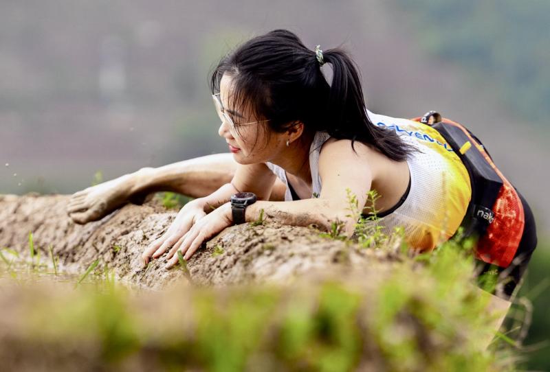 Nữ vận động viên 'gây sốt' ở giải leo ruộng bậc thang - Ảnh 1.