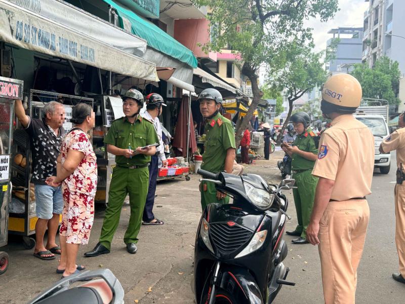 Thấu tình đạt lý khi xử lý lấn chiếm vỉa hè- Ảnh 1.