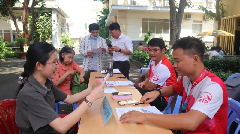 Nhiều việc làm lương cao đang cần tuyển gấp- Ảnh 2.