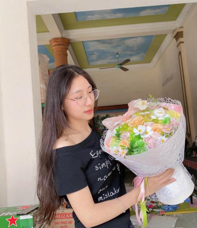 Lan tỏa trên mạng xã hội: 'Không hoa tay' nhưng vẫn cắm hoa, yêu đời - Ảnh 1.