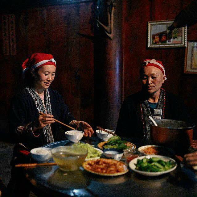 Người phụ nữ Dao đỏ khiến cư dân mạng mê mẩn vẻ đẹp vùng cao - Ảnh 1.