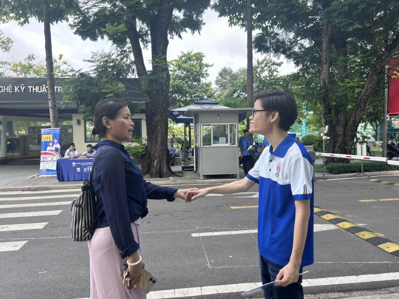 Thí sinh khóc vì quên giấy tờ, cả điểm thi cùng vào cuộc - Ảnh 9.