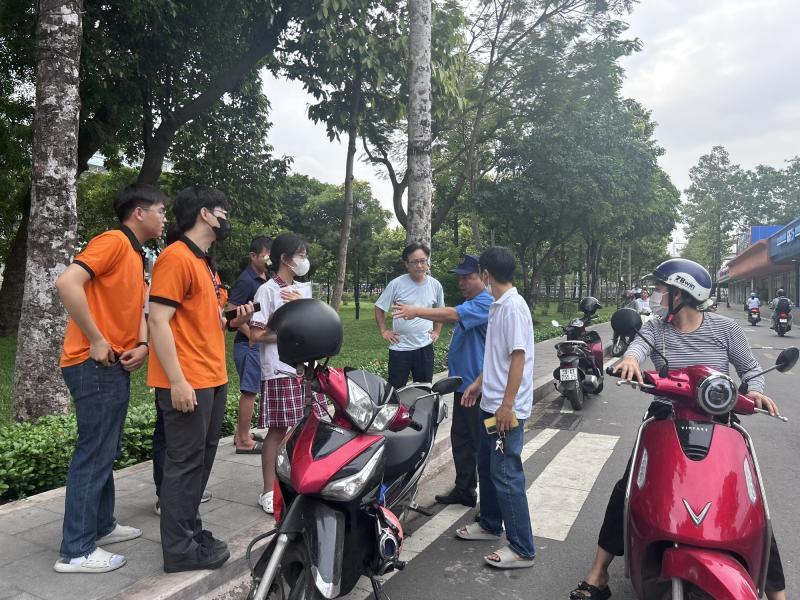 Thí sinh khóc vì quên giấy tờ, cả điểm thi cùng vào cuộc - Ảnh 1.