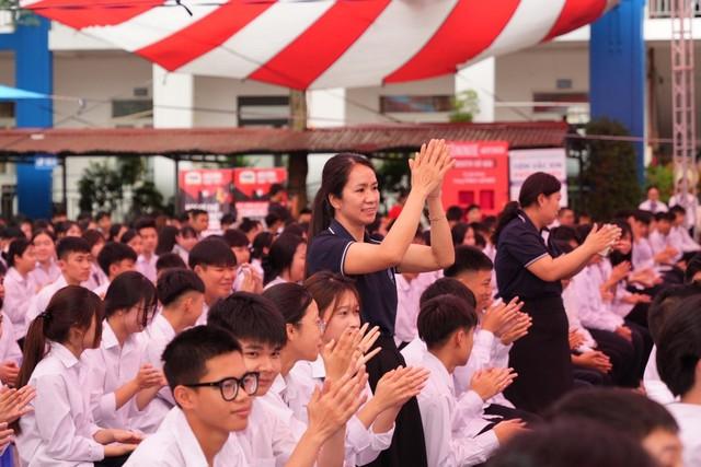 School Tour - Trạm tiếp sức tinh thần cho thí sinh thi tốt nghiệp THPT - Ảnh 1.