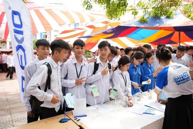 School Tour - Trạm tiếp sức tinh thần cho thí sinh thi tốt nghiệp THPT - Ảnh 3.