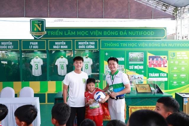HLV Guillaume Graechen: Người thầy lớn của các ngôi sao nhỏ với triết lý khác biệt- Ảnh 3.