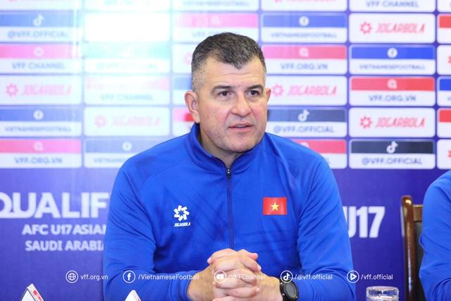 U.17 Việt Nam càng đá càng giống... U.23: HLV Kim Sang-sik tặng áo 'phù thủy' cho Roland- Ảnh 3.