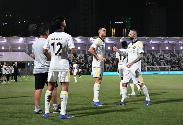 Ronaldo ‘cay mũi’ khi ghi bàn mà CĐV Ả Rập Xê Út cứ hô vang ‘Messi, Messi’- Ảnh 1.