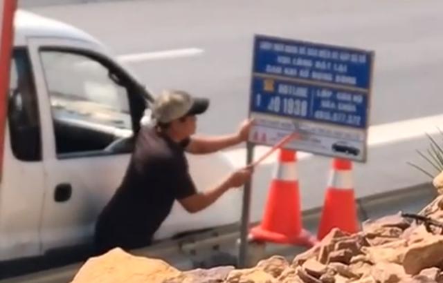 Phá hoại bảng thông tin cứu hộ trên cao tốc vì mâu thuẫn làm ăn - Ảnh 1.