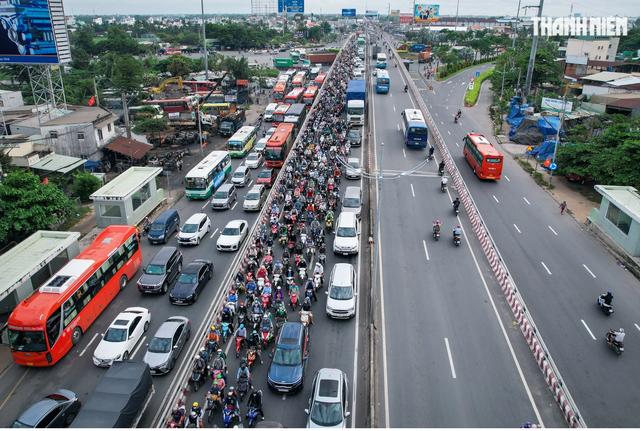 Đề xuất siết giờ mọi loại xe chở hàng vào nội đô TP.HCM - Ảnh 2.