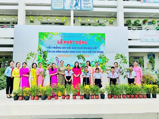 Học sinh trồng cây, dâng hoa sen mừng ngày sinh Chủ tịch Hồ Chí Minh - Ảnh 9.