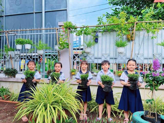Học sinh trồng cây, dâng hoa sen mừng ngày sinh Chủ tịch Hồ Chí Minh - Ảnh 4.