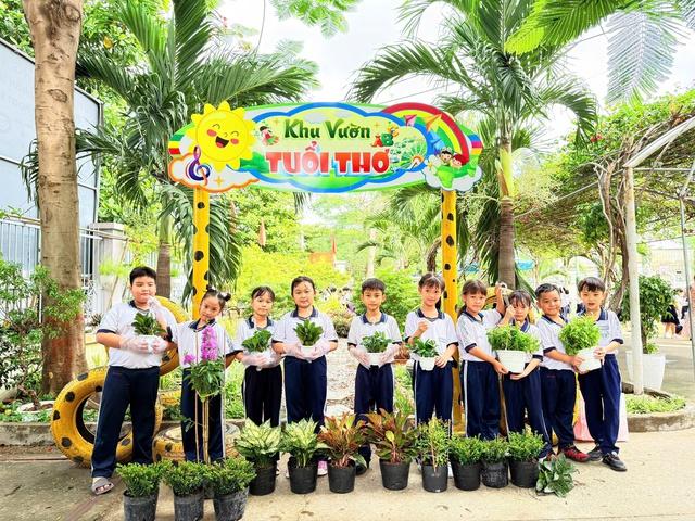 Học sinh trồng cây, dâng hoa sen mừng ngày sinh Chủ tịch Hồ Chí Minh - Ảnh 7.