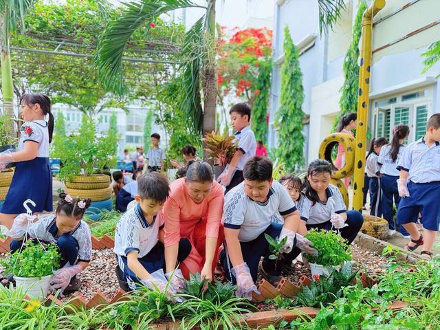Học sinh trồng cây, dâng hoa sen mừng ngày sinh Chủ tịch Hồ Chí Minh - Ảnh 8.