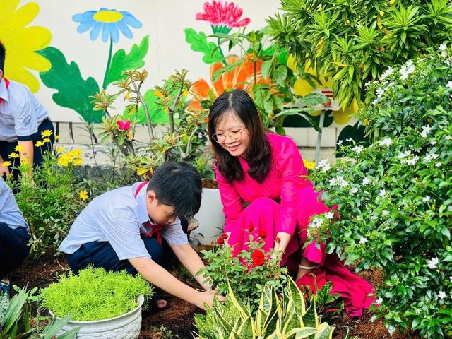 Học sinh trồng cây, dâng hoa sen mừng ngày sinh Chủ tịch Hồ Chí Minh - Ảnh 6.