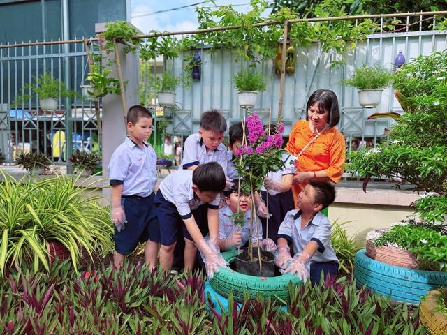 Học sinh trồng cây, dâng hoa sen mừng ngày sinh Chủ tịch Hồ Chí Minh - Ảnh 5.