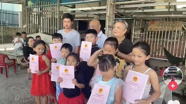 Clip bà cầm xấp sổ đỏ chia cho cháu: Buôn bán, cho thuê trọ hàng chục năm - Ảnh 2.