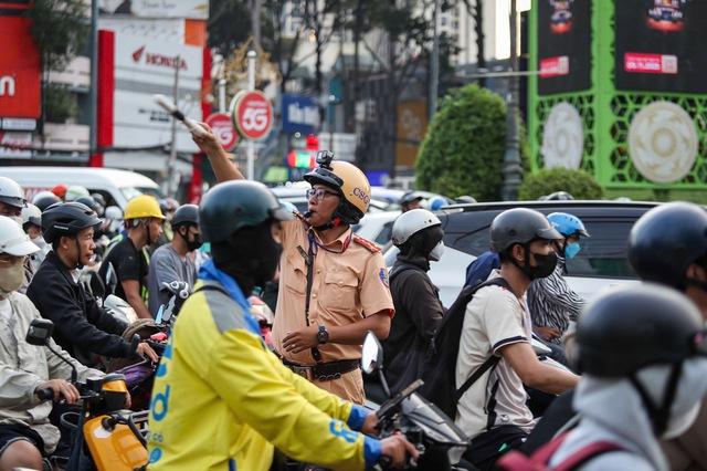 Nhắc khách đội mũ bảo hiểm, tài xế công nghệ bị 1 sao: Cục CSGT nói gì?- Ảnh 4.