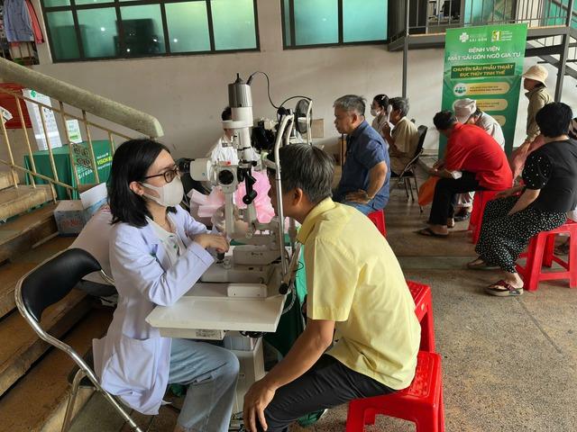 Đang bán hàng, tiểu thương chợ Thủ Dầu Một được gọi đi khám mắt - Ảnh 1.