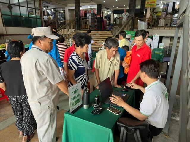 Đang bán hàng, tiểu thương chợ Thủ Dầu Một được gọi đi khám mắt - Ảnh 2.
