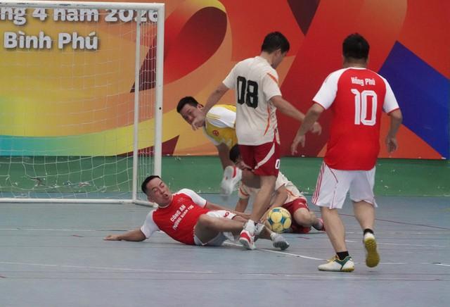 Trưởng công an, Chủ nhiệm Ủy ban Kiểm tra phường ra sân đá bóng Tháng Công nhân - Ảnh 4.