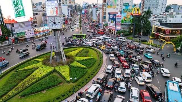 TP.HCM: Xe qua vòng xoay Điện Biên Phủ - Nguyễn Bỉnh Khiêm đi theo đèn tín hiệu - Ảnh 1.