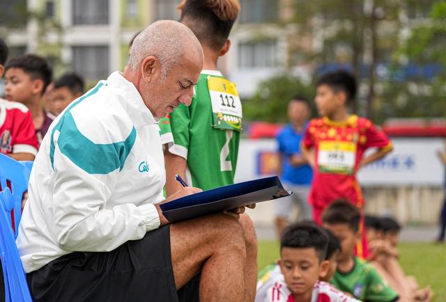 HLV Guillaume Graechen: Người thầy lớn của các ngôi sao nhỏ với triết lý khác biệt- Ảnh 1.
