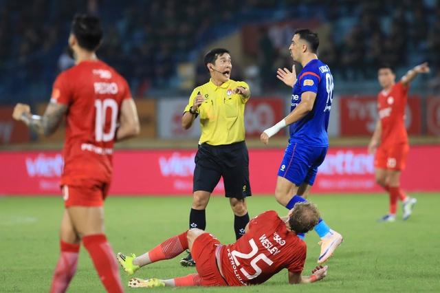 VFF xác nhận: Trọng tài Trần Ngọc Nhớ thổi phạt đền sai trận Thể Công Viettel hòa PVF-CAND- Ảnh 1.