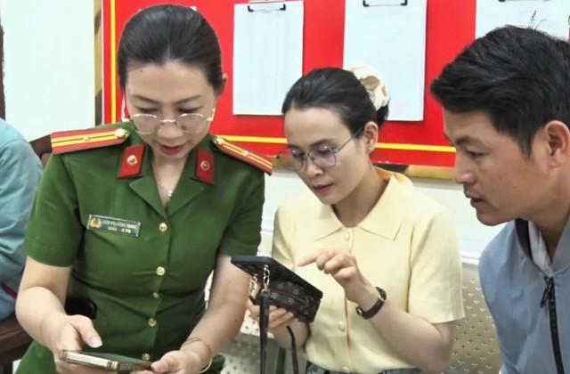 Công an phường mở 'giờ vàng' ban đêm hỗ trợ dân làm thủ tục online- Ảnh 4.
