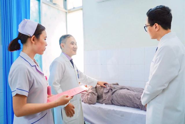 Cố nén cơn đau lúc nửa đêm, nam sinh 14 tuổi ở TP.HCM suýt mất tinh hoàn - Ảnh 1.